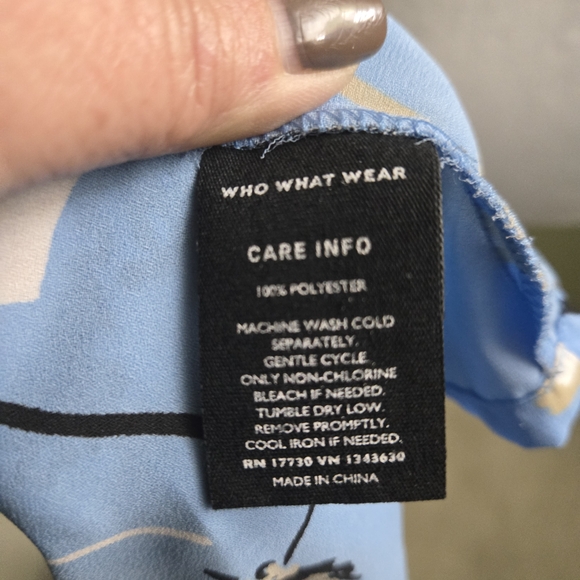 🔥 2/$9 or 3/$13   Who What Wear Women's Blue, Cream, and Tan Floral Blouse - Picture 5 of 5